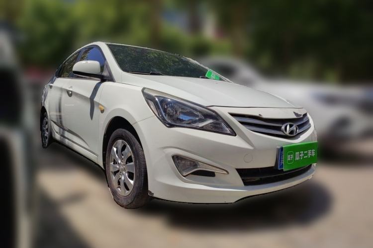 Used Hyundai Verna (older generation) 2014 1.4L Manual Smart GLS Trim Front Right 45 Deg