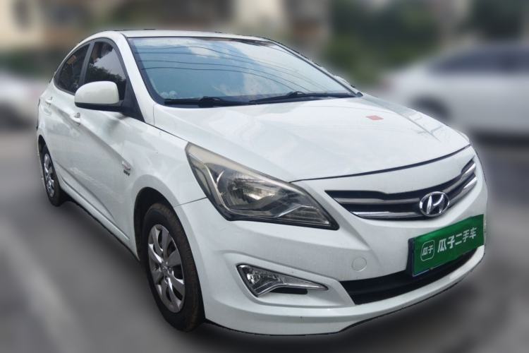 Used Hyundai Verna (older generation) 2014 1.4L Manual Smart GLS Trim Front Right 45 Deg