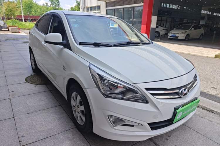 Used Hyundai Verna (older generation) 2014 1.4L Manual Smart GLS Trim Front Right 45 Deg