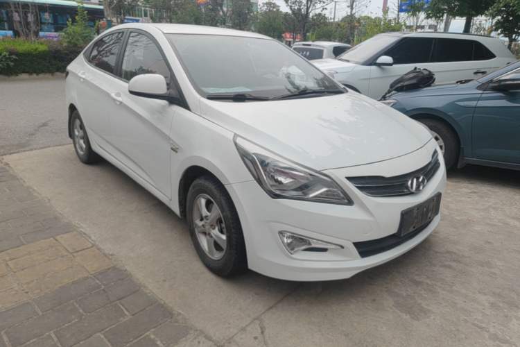 Used Hyundai Verna (older generation) 2014 1.4L Manual Smart GLS Trim Front Right 45 Deg