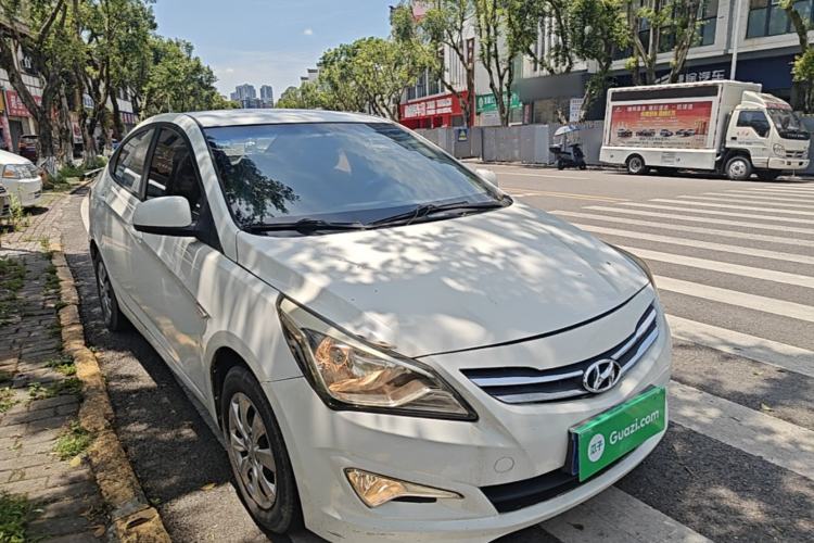 Used Hyundai Verna (older generation) 2014 1.4L Manual Smart GLS Trim Front Right 45 Deg