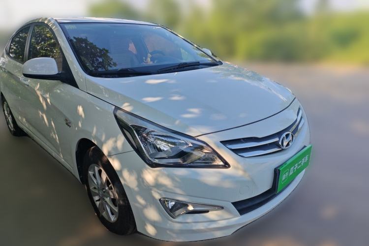 Used Hyundai Verna (older generation) 2014 1.4L Manual Smart GLS Trim Front Right 45 Deg