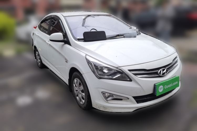 Used Hyundai Verna (older generation) 2014 1.4L Manual Smart GLS Trim Front Right 45 Deg