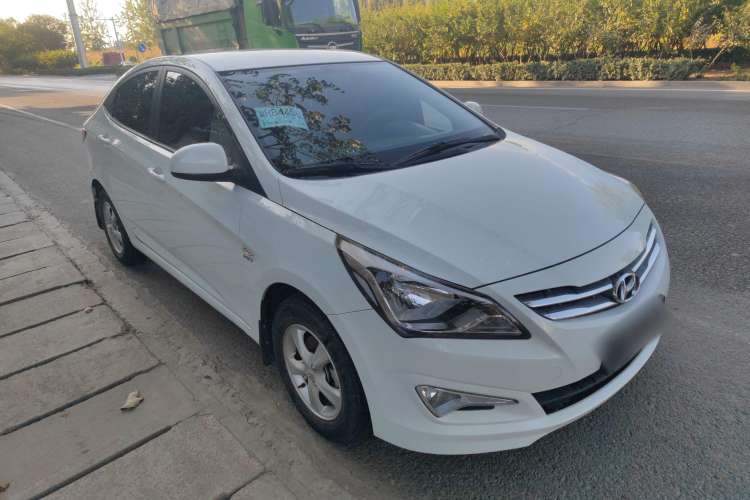 Used Hyundai Verna (older generation) 2014 1.4L Manual Smart GLS Trim Front Right 45 Deg