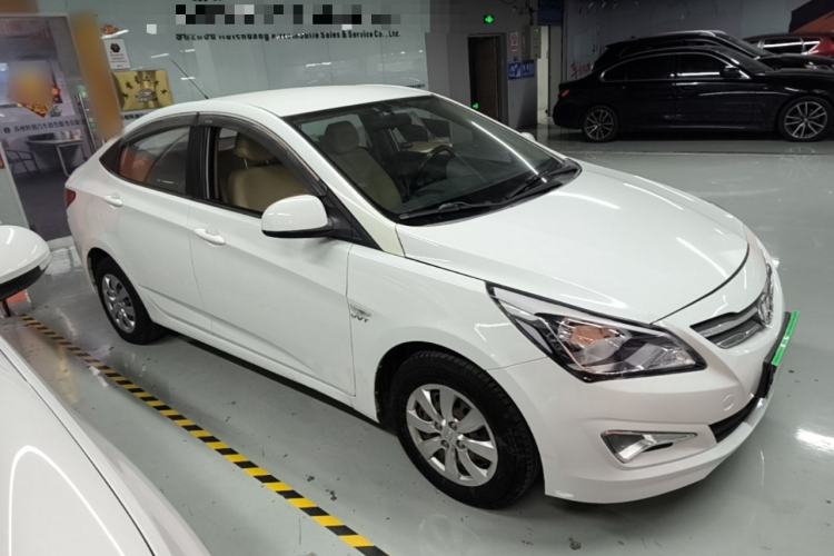 Used Hyundai Verna (older generation) 2014 1.4L Manual Smart GLS Trim Front Right 45 Deg