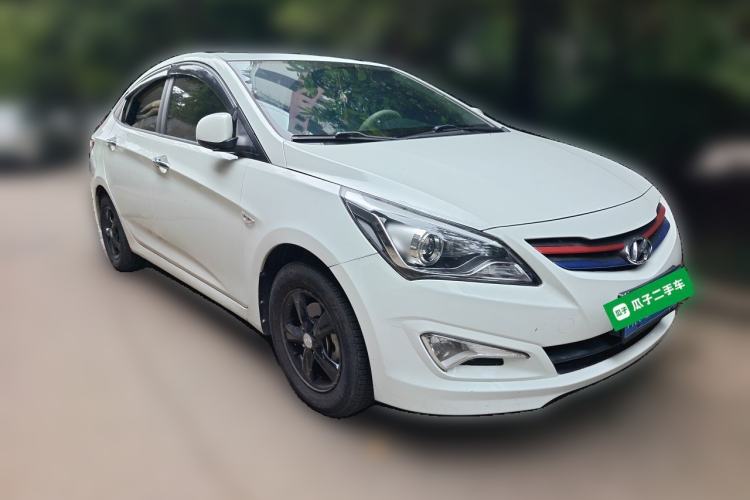 Used Hyundai Verna (older generation) 2014 1.4L Automatic Leading-Edge GLX Front Right 45 Deg