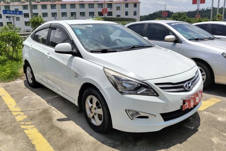 Used Hyundai Verna (older generation) 2014 1.4L Manual Smart GLS Trim Front Right 45 Deg