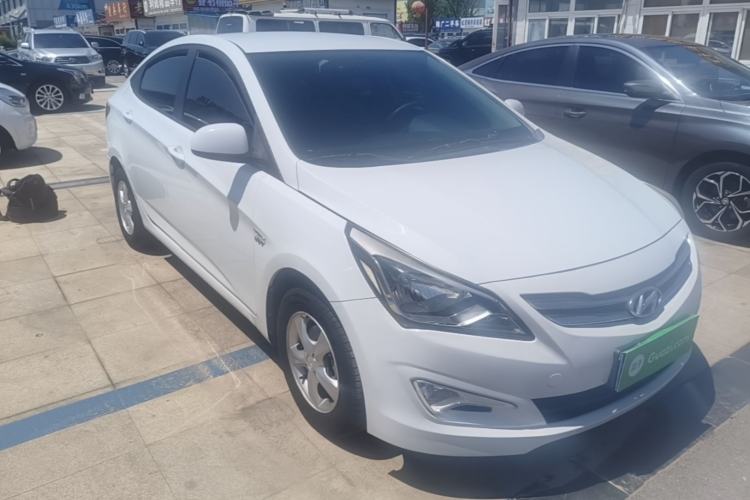 Used Hyundai Verna (older generation) 2014 1.4L Manual Smart GLS Trim Front Right 45 Deg