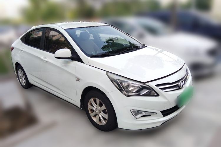 Used Hyundai Verna (older generation) 2014 1.4L Manual Smart GLS Trim Front Right 45 Deg
