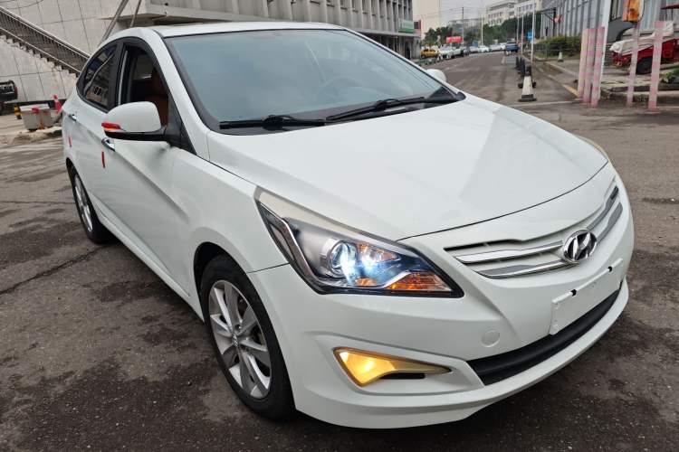 Used Hyundai Verna (older generation) 2014 1.4L Manual Top-Tier Model TOP Front Right 45 Deg