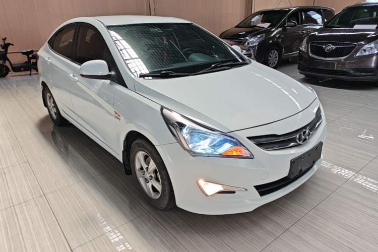 Used Hyundai Verna (older generation) 2014 1.4L Manual Smart GLS Trim Front Right 45 Deg