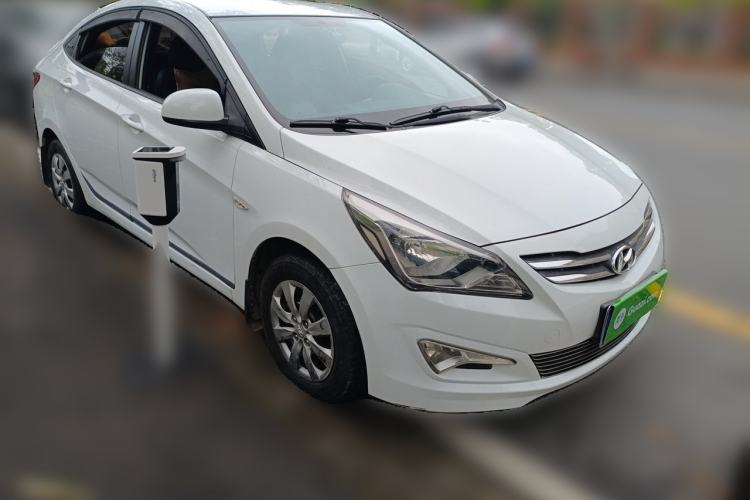 Used Hyundai Verna (older generation) 2014 1.4L Manual Smart GLS Trim Front Right 45 Deg