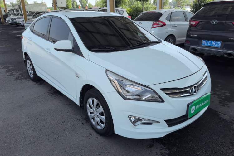 Used Hyundai Verna (older generation) 2014 1.4L Manual Smart GLS Trim Front Right 45 Deg