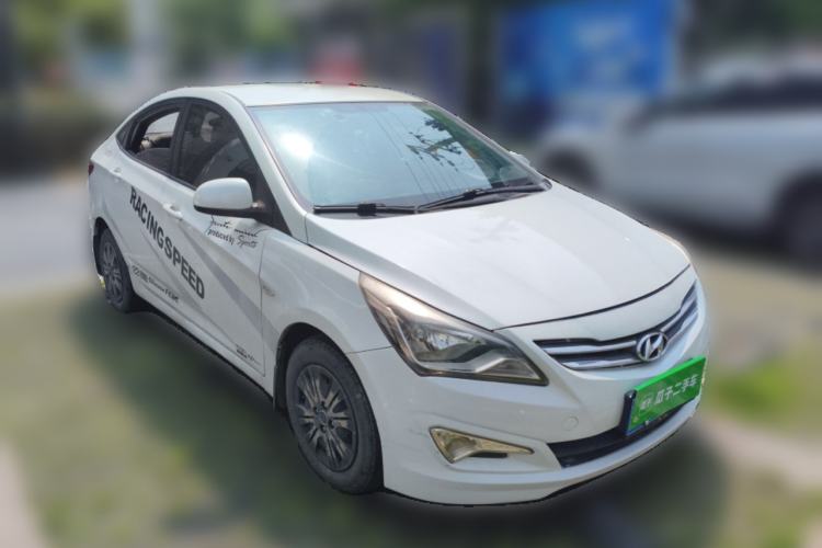 Used Hyundai Verna (older generation) 2014 1.4L Manual Smart GLS Trim Front Right 45 Deg