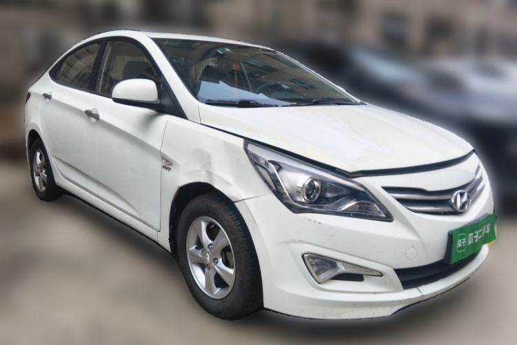 Used Hyundai Verna (older generation) 2014 1.4L Automatic Leading-Edge GLX Front Right 45 Deg