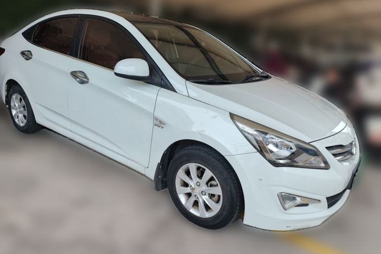 Used Hyundai Verna (older generation) 2014 1.4L Manual Smart GLS Trim Front Right 45 Deg