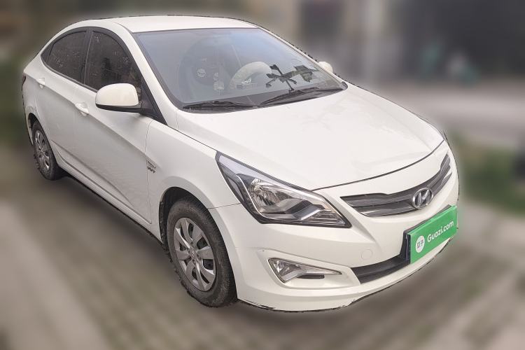 Used Hyundai Verna (older generation) 2014 1.4L Manual Smart GLS Trim Front Right 45 Deg