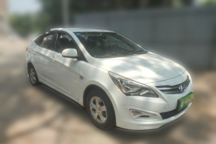 Used Hyundai Verna (older generation) 2014 1.4L Automatic Leading-Edge GLX Front Right 45 Deg