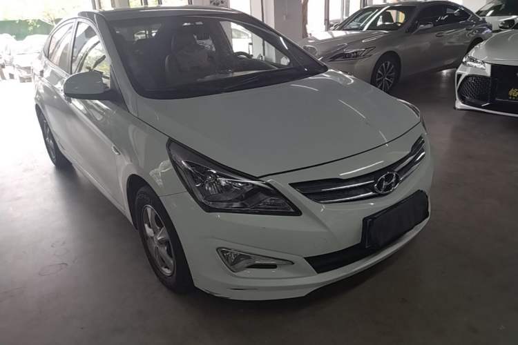 Used Hyundai Verna (older generation) 2014 1.4L Automatic Smart GLS Front Right 45 Deg
