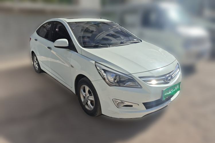 Used Hyundai Verna (older generation) 2014 1.4L Automatic Leading-Edge GLX Front Right 45 Deg