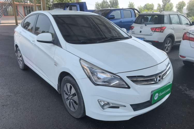 Used Hyundai Verna (older generation) 2014 1.4L Manual Smart GLS Trim Front Right 45 Deg