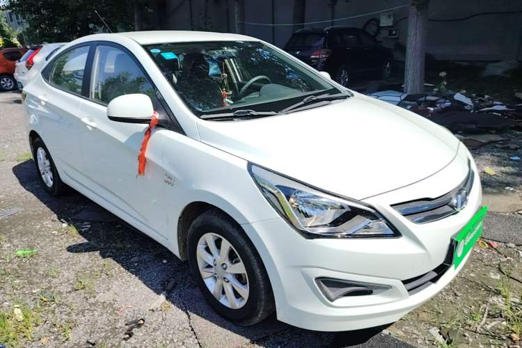 Used Hyundai Verna (older generation) 2014 1.4L Manual Fashion GS Model Front Right 45 Deg
