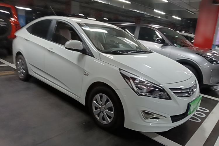 Used Hyundai Verna (older generation) 2014 1.4L Manual Smart GLS Trim Front Right 45 Deg
