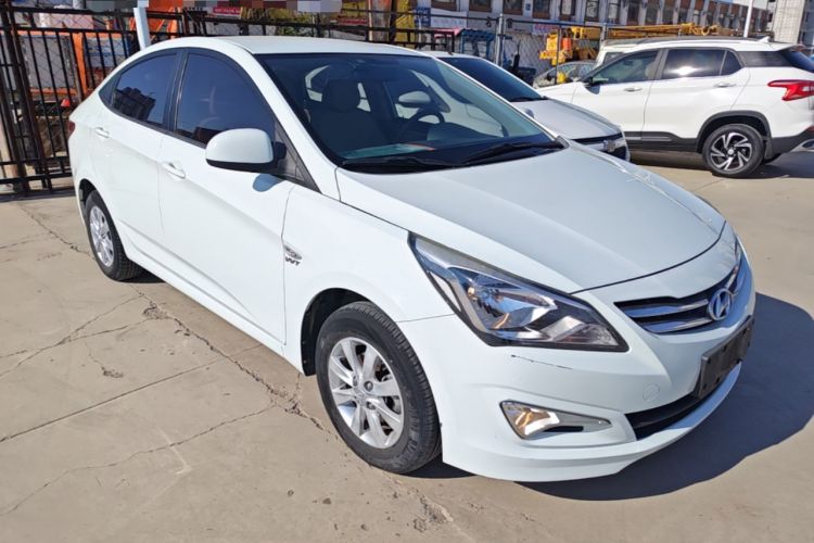 Used Hyundai Verna (older generation) 2014 1.4L Manual Smart GLS Trim Front Right 45 Deg