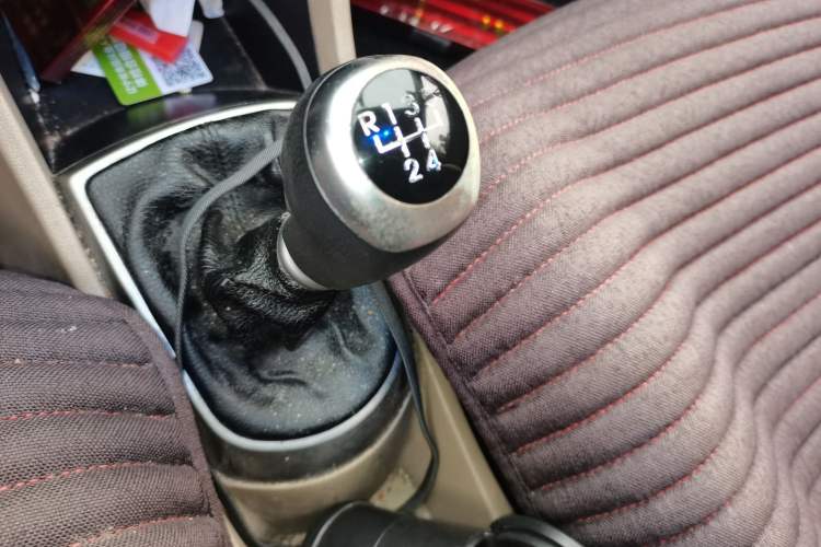 Used Hyundai Verna (older generation) 2014 1.4L Manual Smart GLS Trim Gear Lever