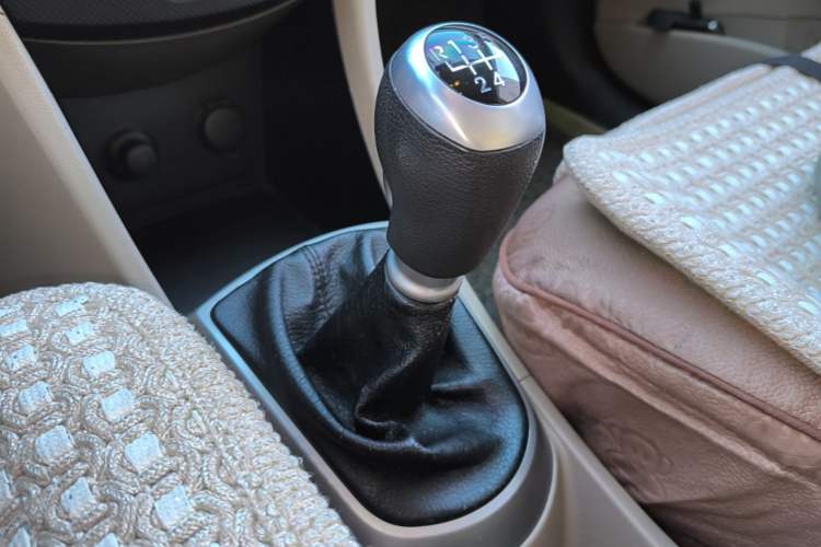 Used Hyundai Verna (older generation) 2014 1.4L Manual Smart GLS Trim Gear Lever