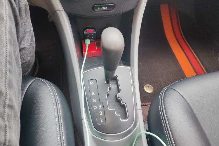 Used Hyundai Verna (older generation) 2014 1.4L Automatic Smart GLS Gear Lever