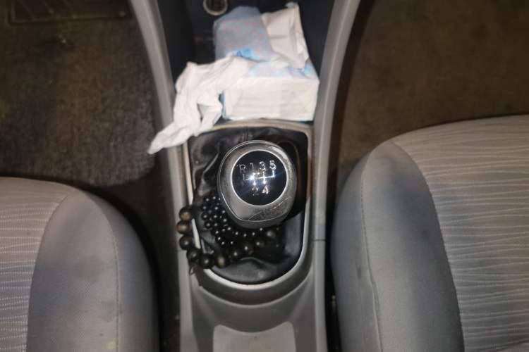 Used Hyundai Verna (older generation) 2014 1.4L Manual Smart GLS Trim Gear Lever