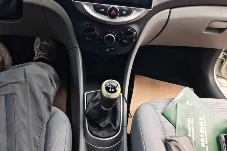 Used Hyundai Verna (older generation) 2014 1.4L Manual Smart GLS Trim Gear Lever