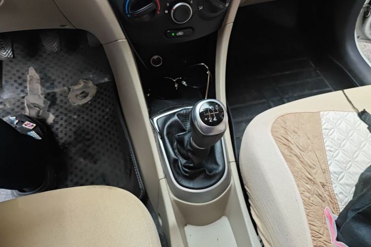 Used Hyundai Verna (older generation) 2014 1.4L Manual Smart GLS Trim Gear Lever