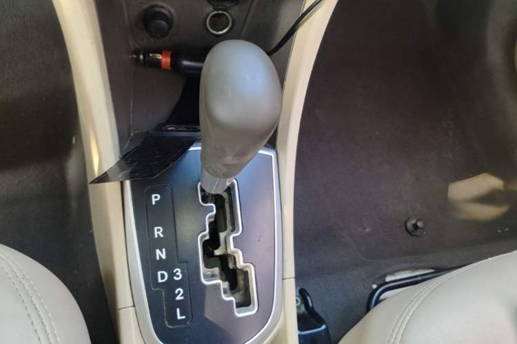 Used Hyundai Verna (older generation) 2014 1.4L Automatic Smart GLS Gear Lever