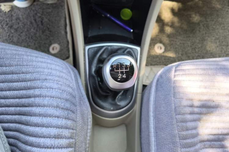 Used Hyundai Verna (older generation) 2014 1.4L Manual Smart GLS Trim Gear Lever