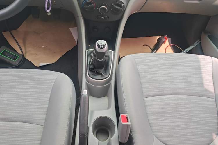 Used Hyundai Verna (older generation) 2014 1.4L Manual Smart GLS Trim Gear Lever
