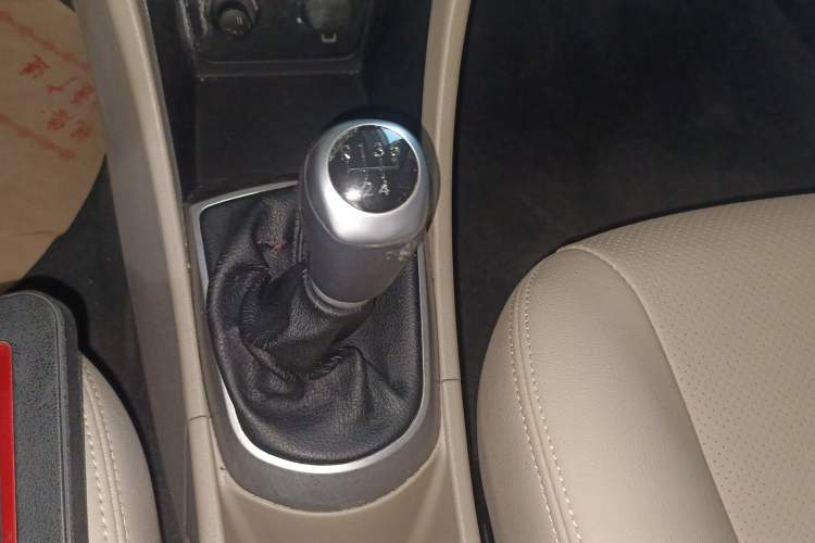 Used Hyundai Verna (older generation) 2014 1.4L Manual Smart GLS Trim Gear Lever