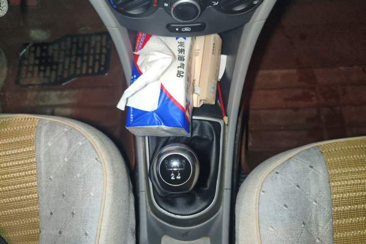 Used Hyundai Verna (older generation) 2014 1.4L Manual Smart GLS Trim Gear Lever