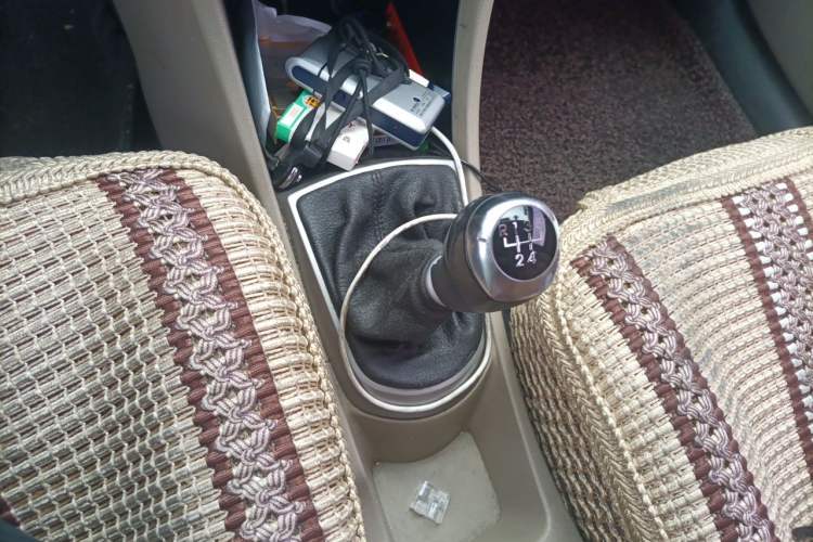 Used Hyundai Verna (older generation) 2014 1.4L Manual Smart GLS Trim Gear Lever