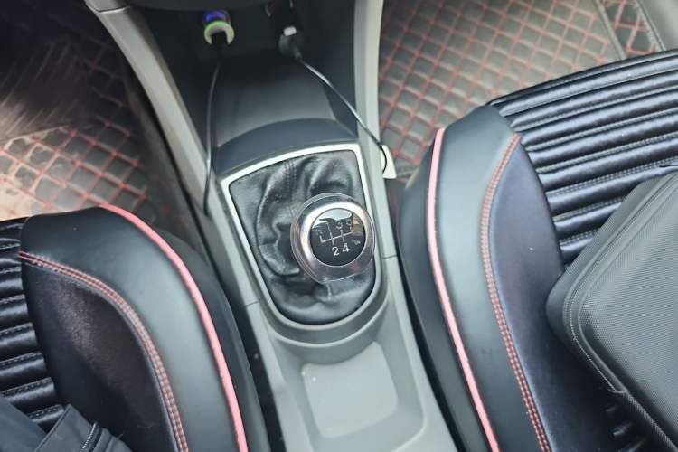 Used Hyundai Verna (older generation) 2014 1.4L Manual Smart GLS Trim Gear Lever