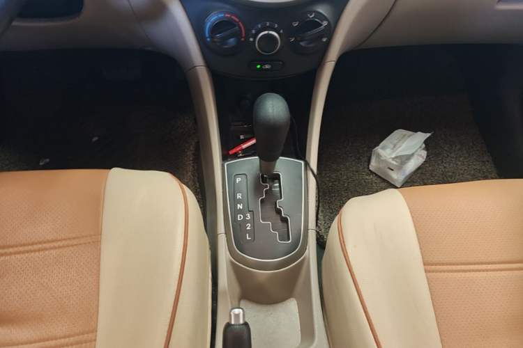 Used Hyundai Verna (older generation) 2014 1.4L Automatic Smart GLS Gear Lever