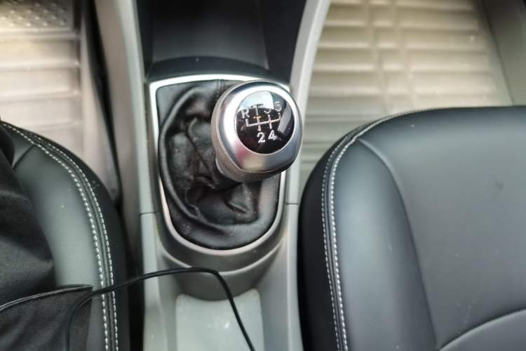 Used Hyundai Verna (older generation) 2014 1.4L Manual Smart GLS Trim Gear Lever