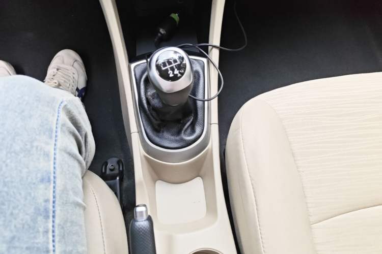 Used Hyundai Verna (older generation) 2014 1.4L Manual Smart GLS Trim Gear Lever