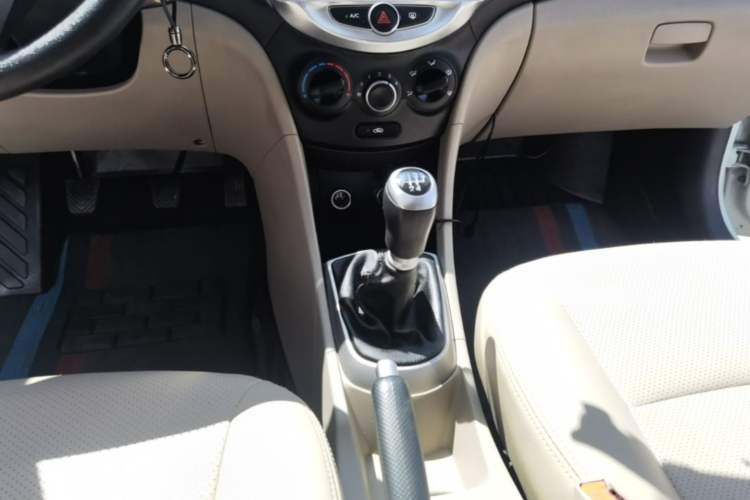 Used Hyundai Verna (older generation) 2014 1.4L Manual Smart GLS Trim Gear Lever