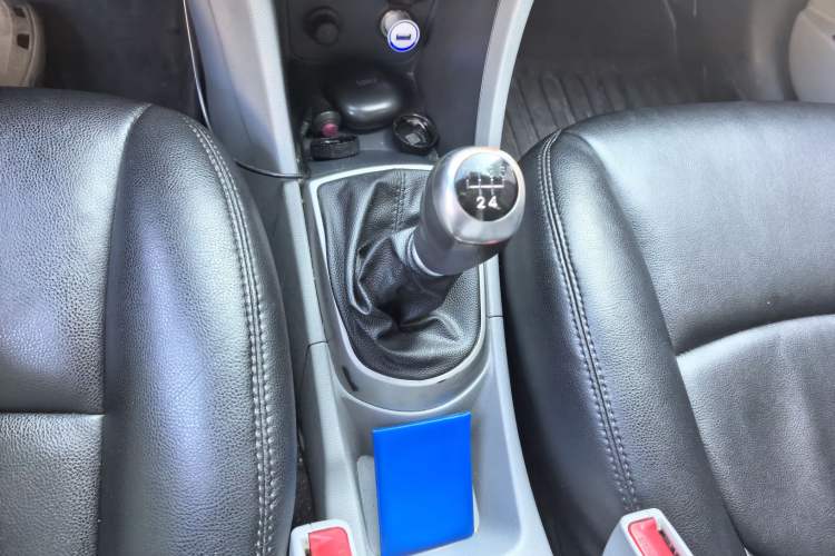 Used Hyundai Verna (older generation) 2014 1.4L Manual Smart GLS Trim Gear Lever
