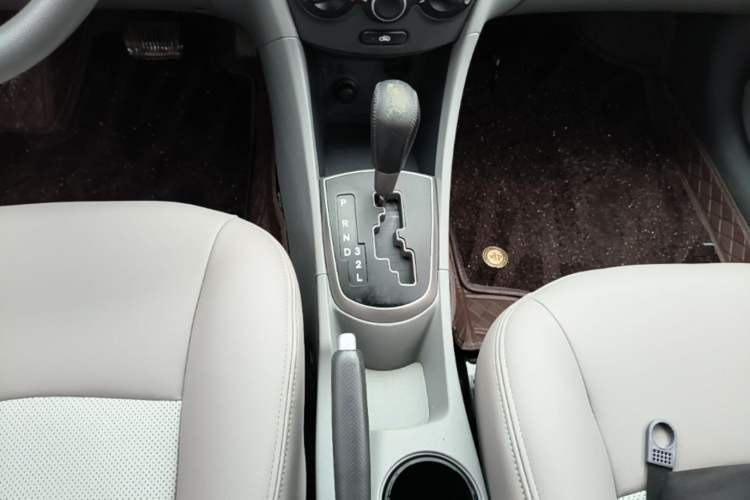Used Hyundai Verna (older generation) 2014 1.4L Automatic Smart GLS Gear Lever