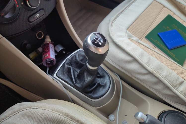 Used Hyundai Verna (older generation) 2014 1.4L Manual Smart GLS Trim Gear Lever