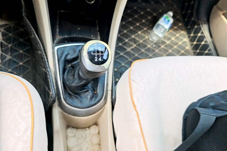 Used Hyundai Verna (older generation) 2014 1.4L Manual Smart GLS Trim Gear Lever