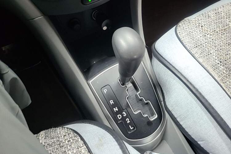 Used Hyundai Verna (older generation) 2014 1.4L Automatic Smart GLS Gear Lever